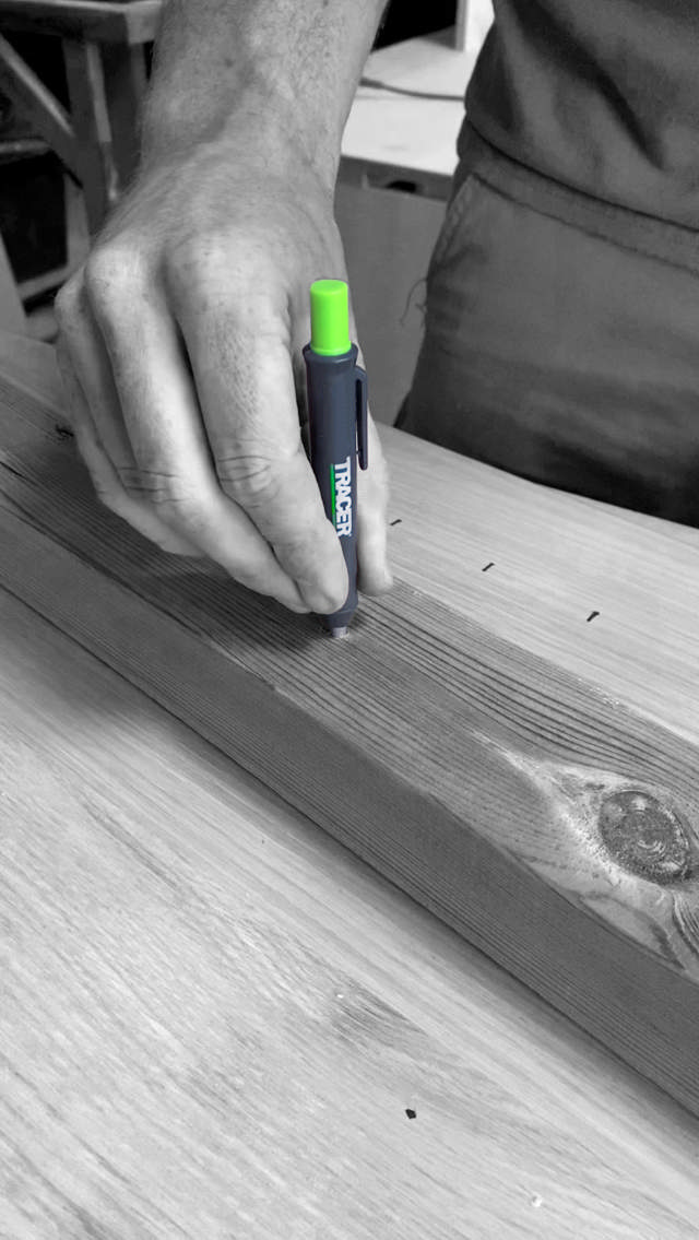 Dyp hull blyant i eske